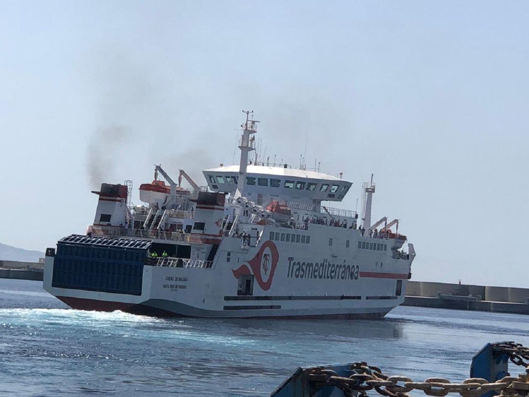 Un barco de Trasmediterránea.