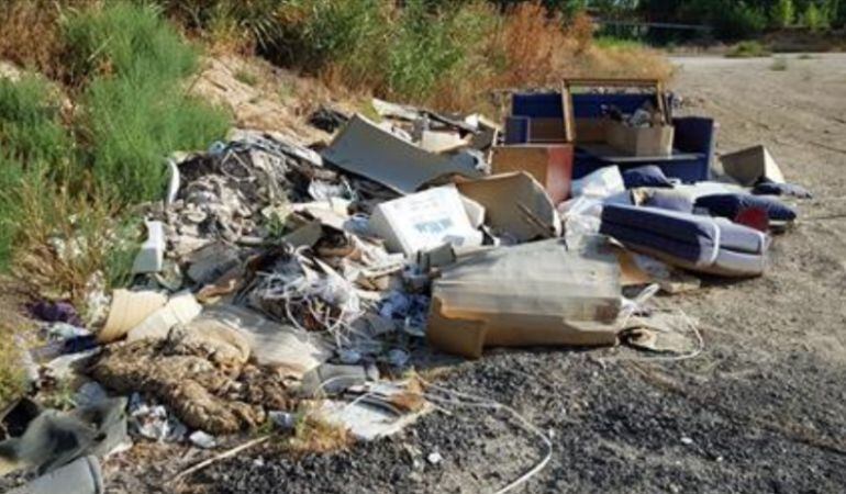 Basura acumulada a un lado del camino