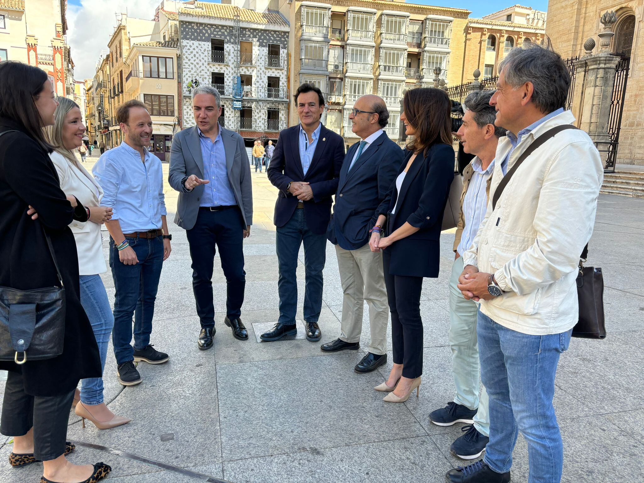 El vicesecretario de Coordinación Autonómica, Local y Análisis Electoral, Elías Bendodo, realiza declaraciones a los medios junto al alcalde de Jaén, José Agustín González, y el presidente del PP de Jaén, Erik Domínguez, entre otros cargos de los populares.