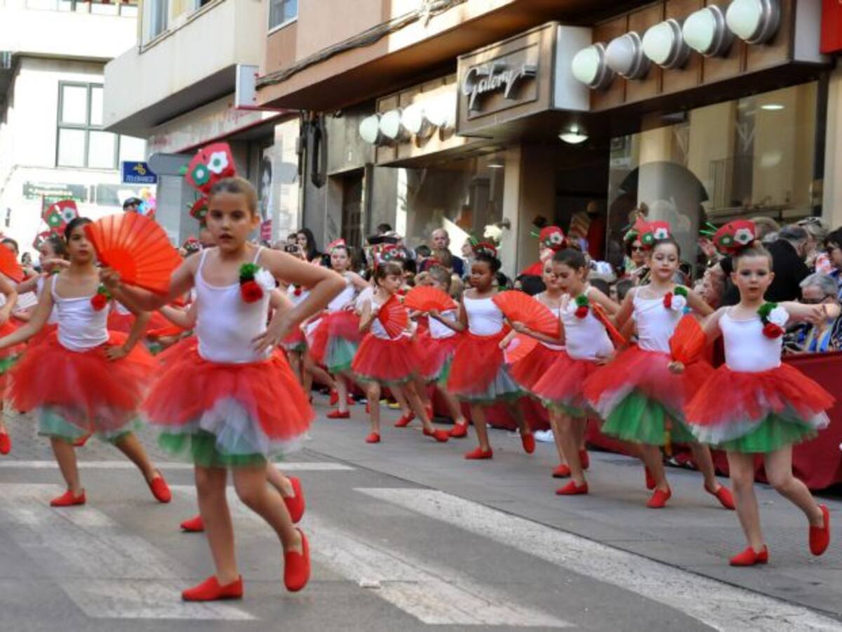 Los niños abren el turno de desfile con boato Cadí y Contrabandista