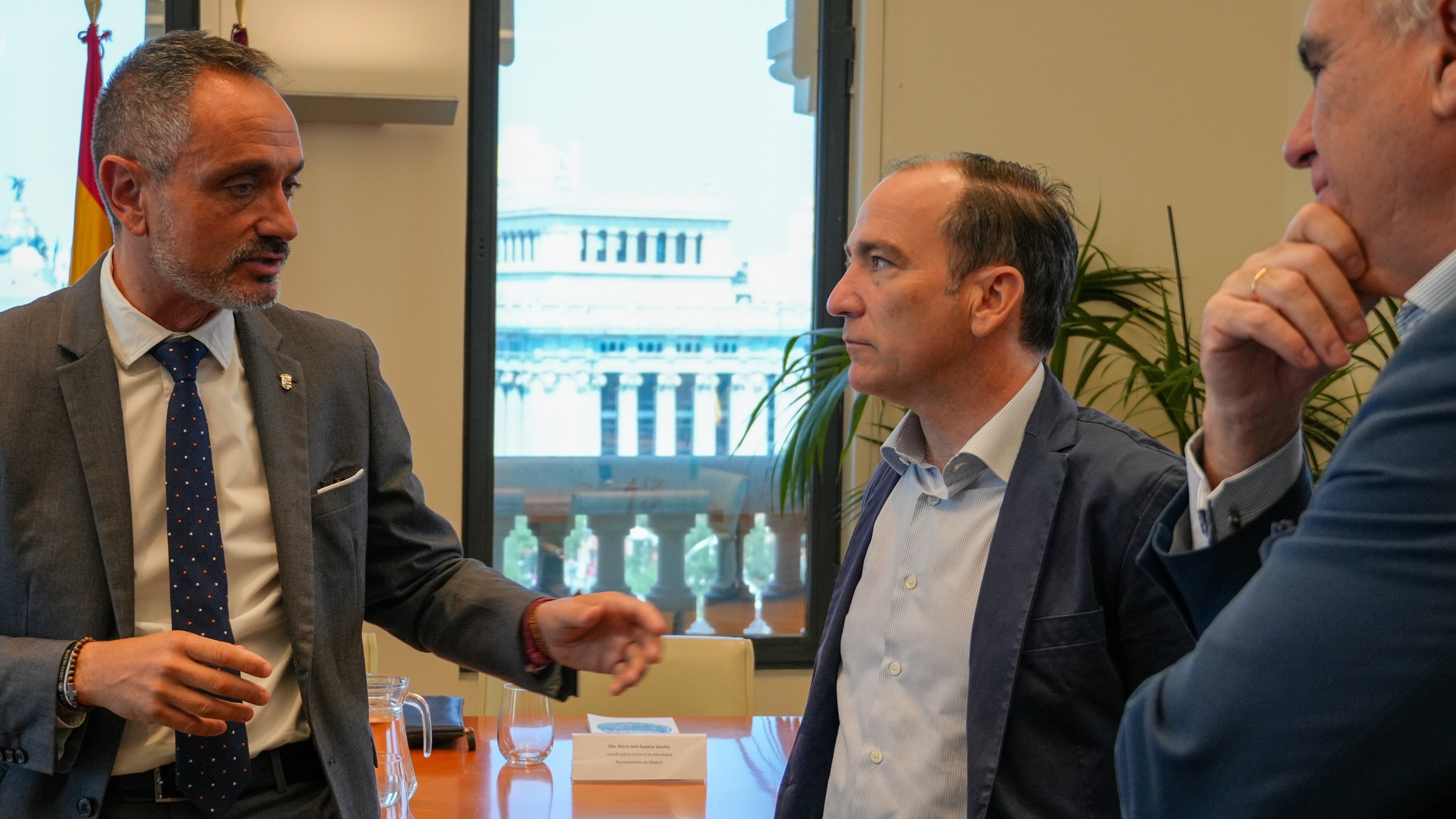 El alcalde de Móstoles, Manuel Bautista, junto al delegado de Urbanismo, Medio Ambiente y Movilidad del ayuntamiento de Madrid, Borja Carabante