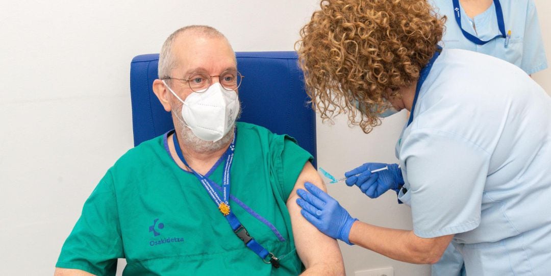 Una enfermera en el momento de vacunar contra la covid-19 a un sanitario con la vacuna Moderna, en el hospital vizcaíno de Cruces, el Gobierno Vasco ha administrado este viernes a profesionales de primera línea de este centro sanitario y de los hospitales de Basurto y Urduliz.
