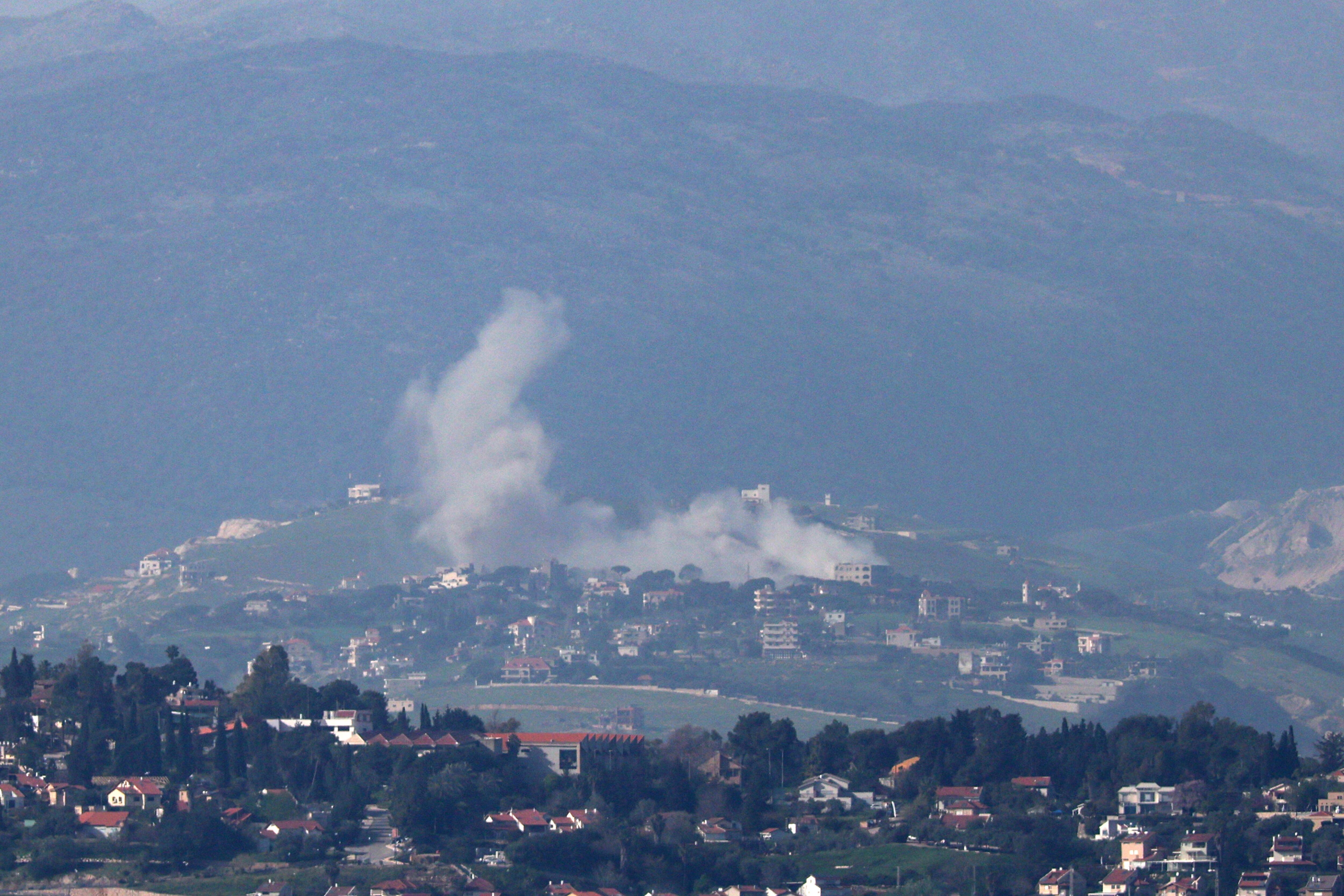 El ejército libanés denuncia "ataques israelíes" y "bombardeos intermitentes que afectan a varios pueblos" del sur del país.