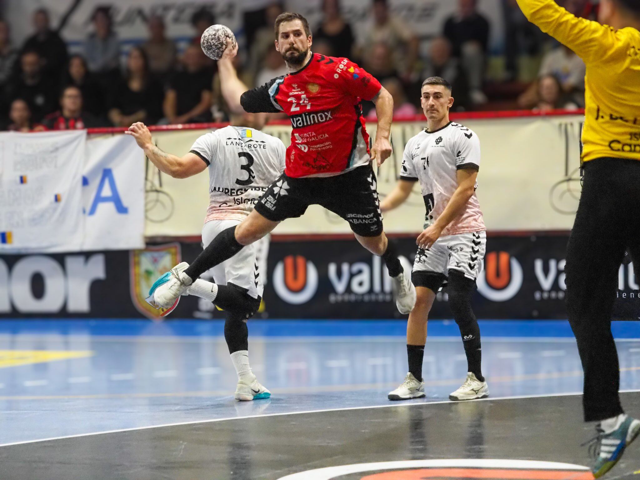 Lanzamiento del Valinox Novás hacia la portería del Balonmano Lanzarote Ciudad de Arrecife.