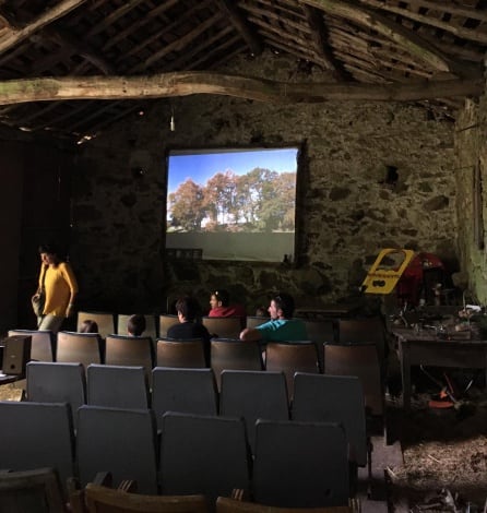 Interior del pajar en el que se sitúa el cine