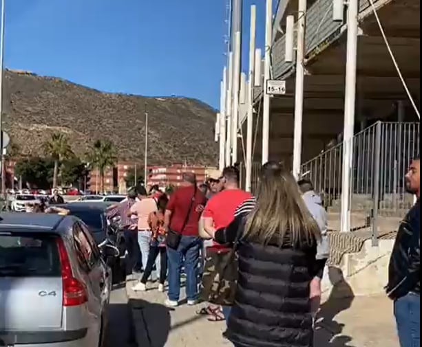 Inicio de la cola para comprar las entradas, rodeando todo el fondo sur