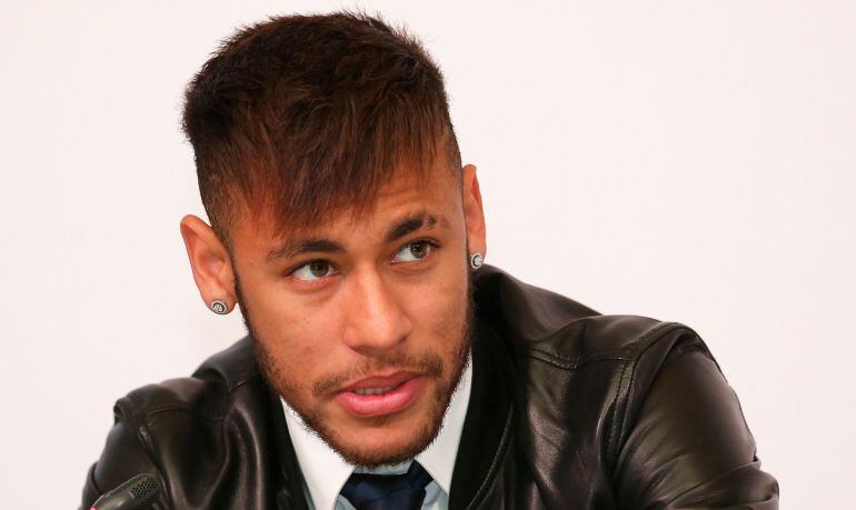 FC Barcelona's player Brazilian Neymar speaks during a press conference launching the latest marketing campaign involving Barcelona's football club and Qatar Airways, on February 4, 2015 in Doha, Qatar. Barcelona's vice-president, Javier Faus said the club had "zero problems" with either the shirt sponsor, Qatar Airways, or the Gulf state itself, which has come under fire for its human rights record. AFP PHOTO / AL-WATAN DOHA / KARIM JAAFAR == QATAR OUT ==