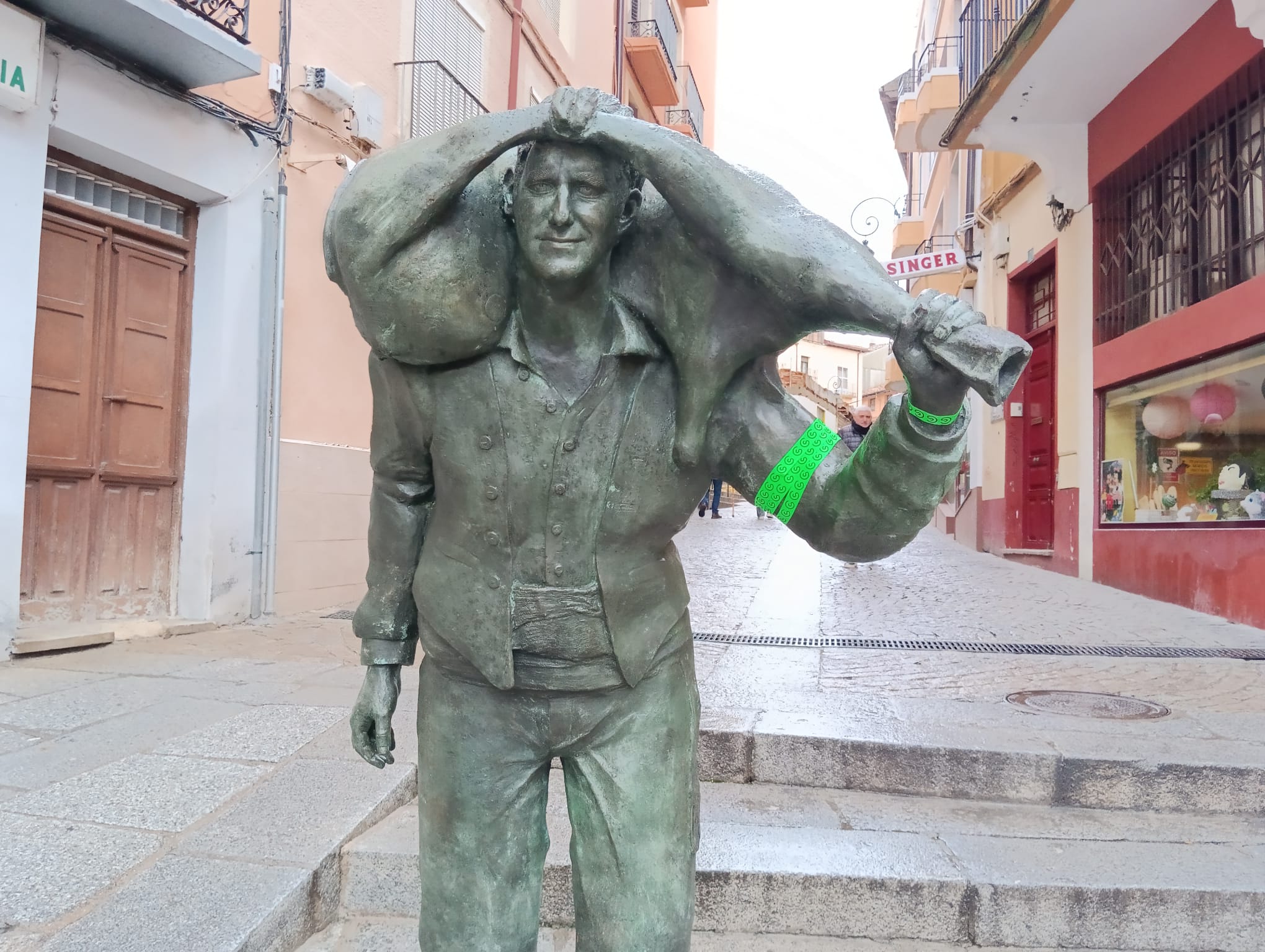 Una de las esculturas de Rubén Arrabal Espeja, ataviada con el brazalete verde