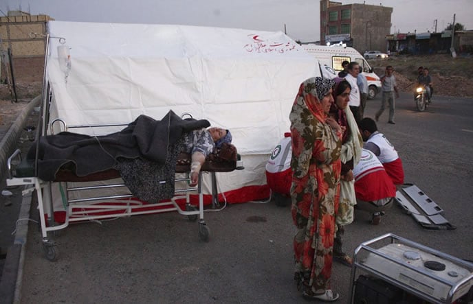 Una mujer herida es atendida en un puesto de la Media Luna roja en la ciudad de Varzeqan (Irán)