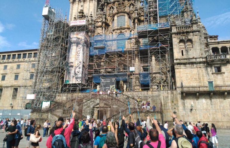 Los peregrinos albaceteños, frente a la catedral de Santiago