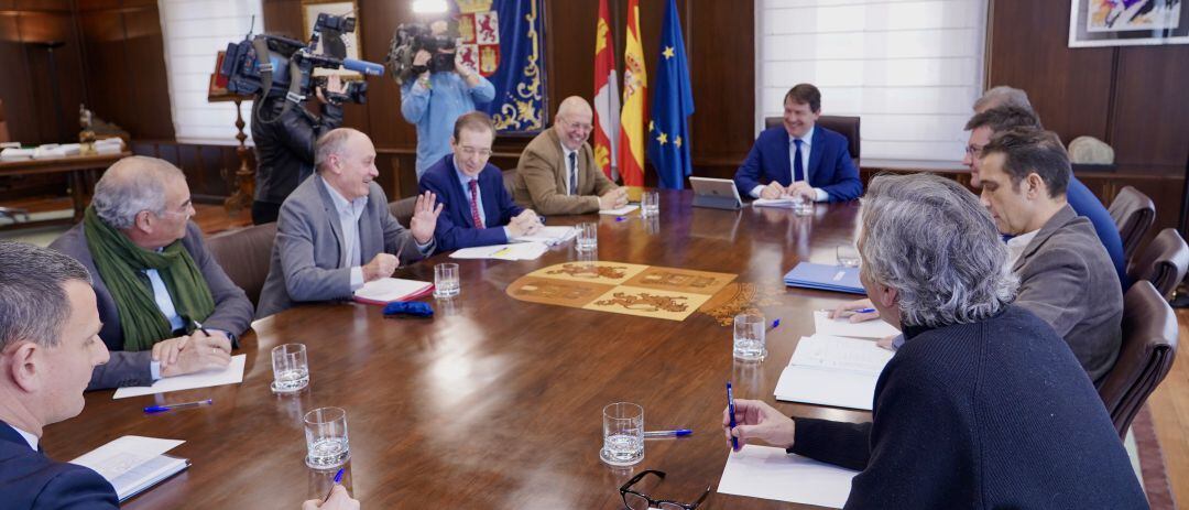 Foto de archivo del presidente de la Junta de Castilla y León, Alfonso Fernández Mañueco, en la firma de varios acuerdos con los agentes económicos y sociales en el marco del Consejo del Diálogo Social