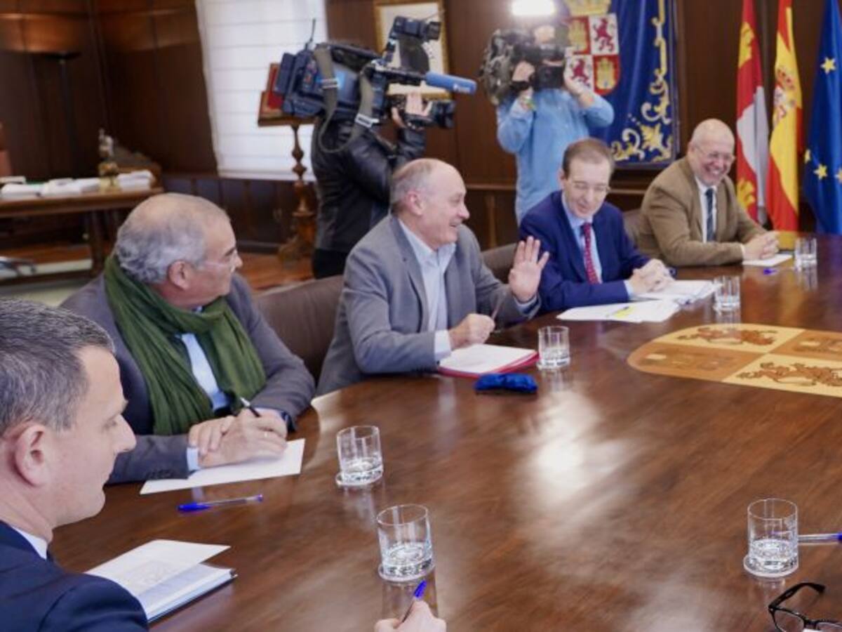 Castilla y León, la primera comunidad en firmar ayudas sociales, sigue sin pagarlas