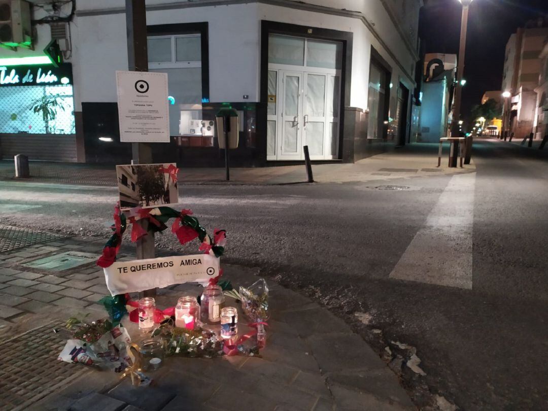 Acto de protesta en la ubicación en la que estaba el árbol de la Calle Manolo Millares