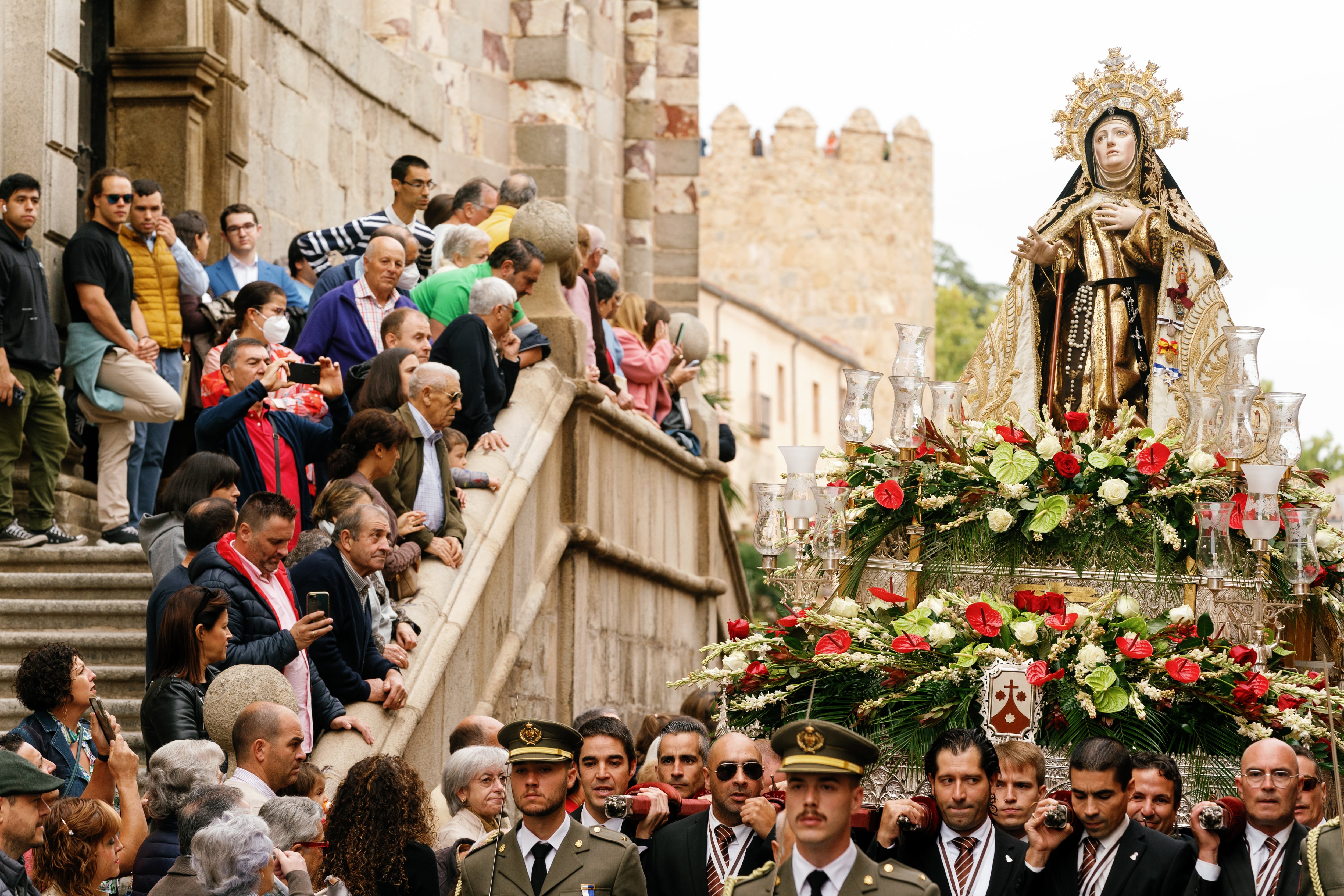 Ávila celebró este domingo la festividad de su patrona, Santa Teresa de Jesús, cuya imagen obra del escultor Gregorio Fernández, recorrió las principales calles de la ciudad en procesión,