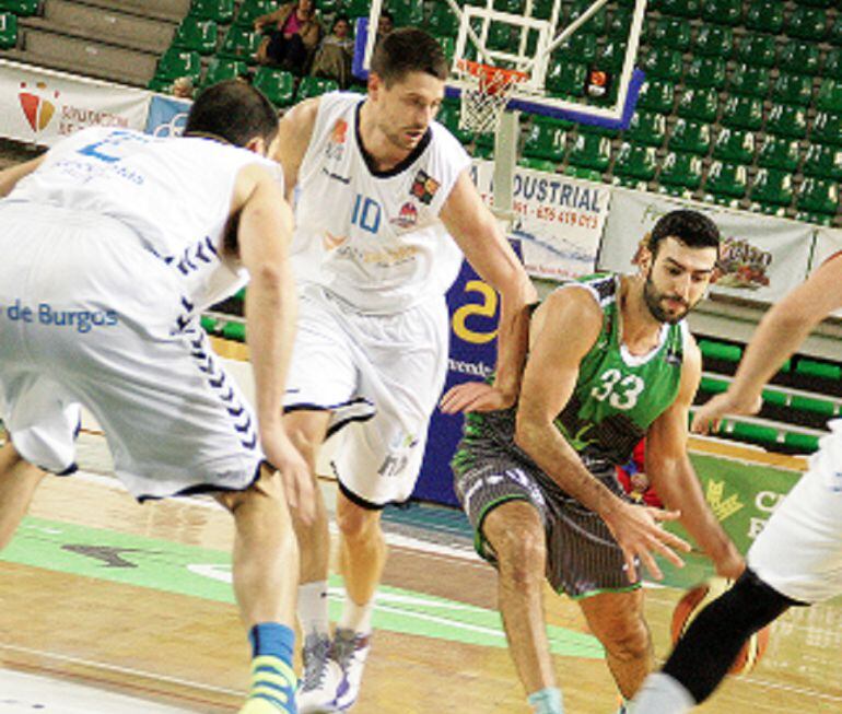 El Cáceres de baloncesto jugando en Burgos