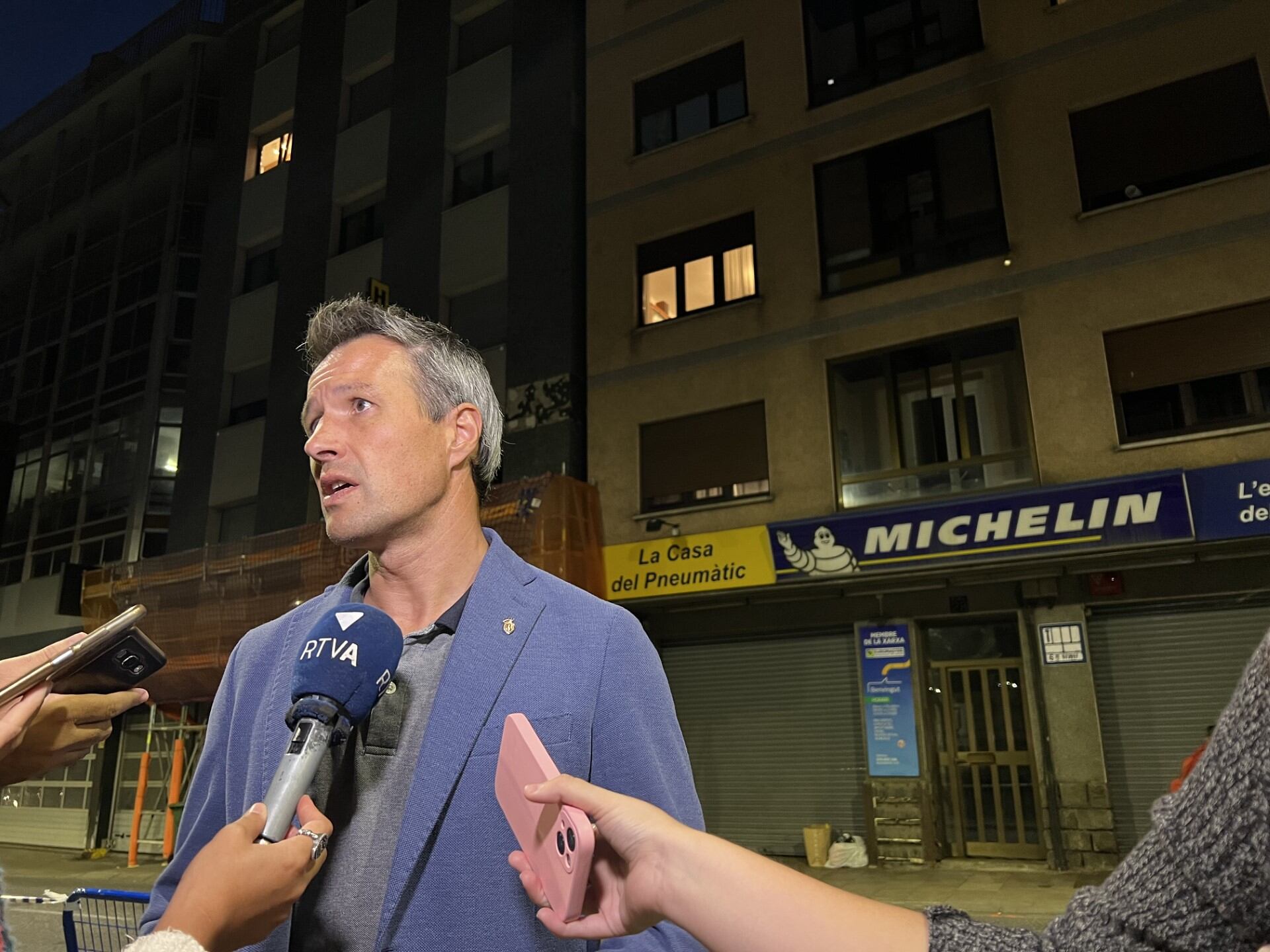 El cònsol major, Davd Astrié, durant la compareixença per explicar als mitjans les mesures de desallotjament els edificis dels números 28 i 30 de l'avinguda Santa Coloma.