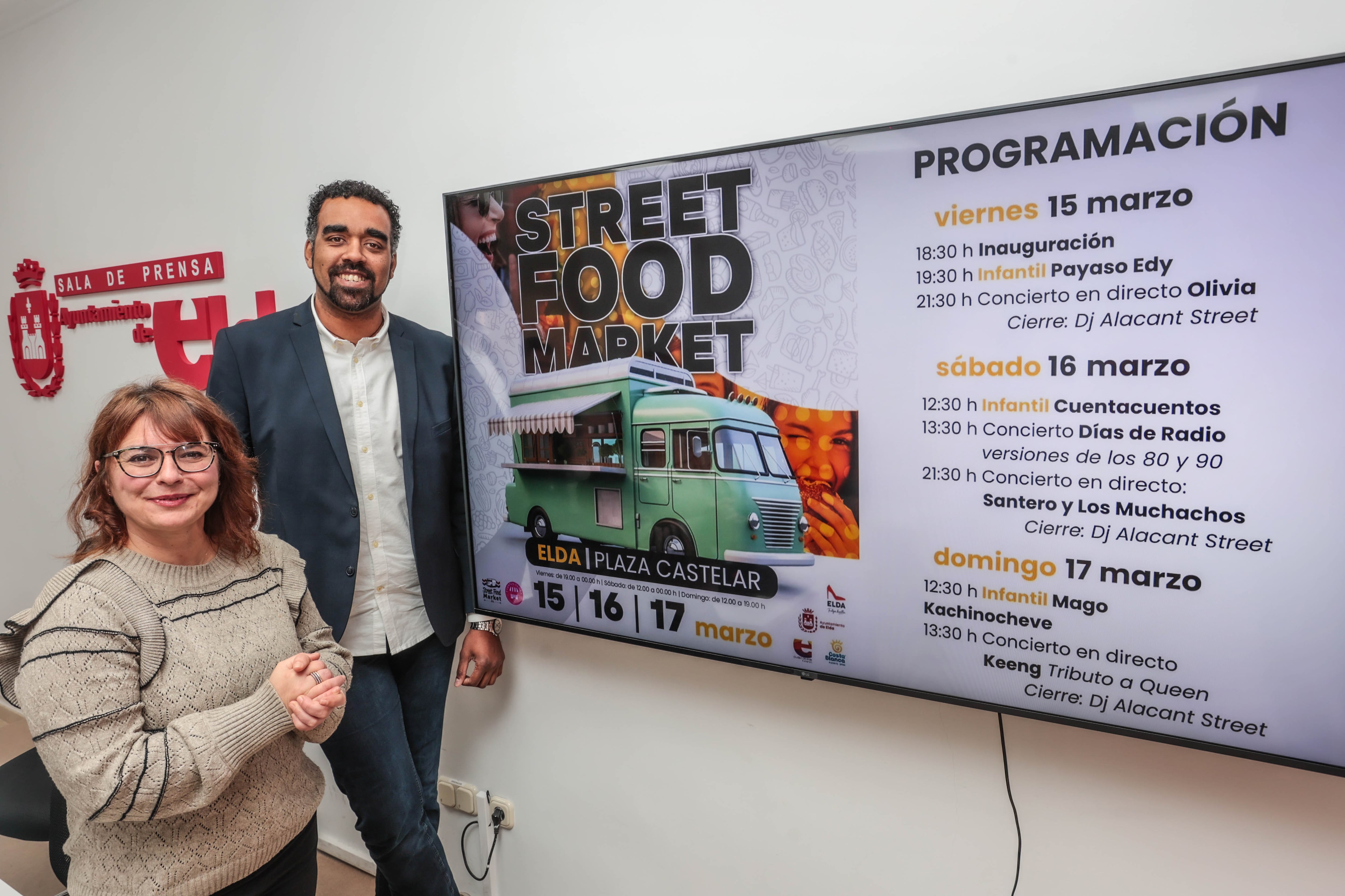 Rosa Vidal, concejala de Turismo de Elda junto a Amadou José Sow, representante de Street Food Market