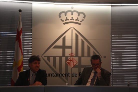 El gerent de Prevenció, Seguretat i Mobilitat, Joan Delort, i el primer tinent d'alcalde, Joaquim Forn, presentant les dades de l'Enquesta de Victimització de Barcelona