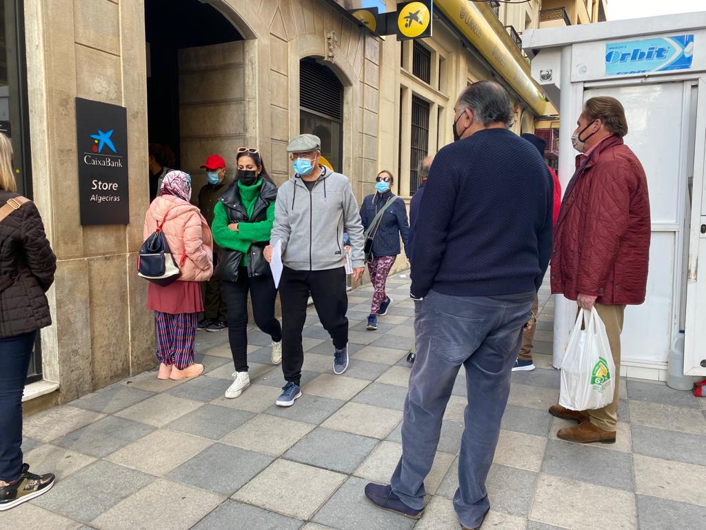 Cola a las puertas de una entidad bancaria en Algeciras