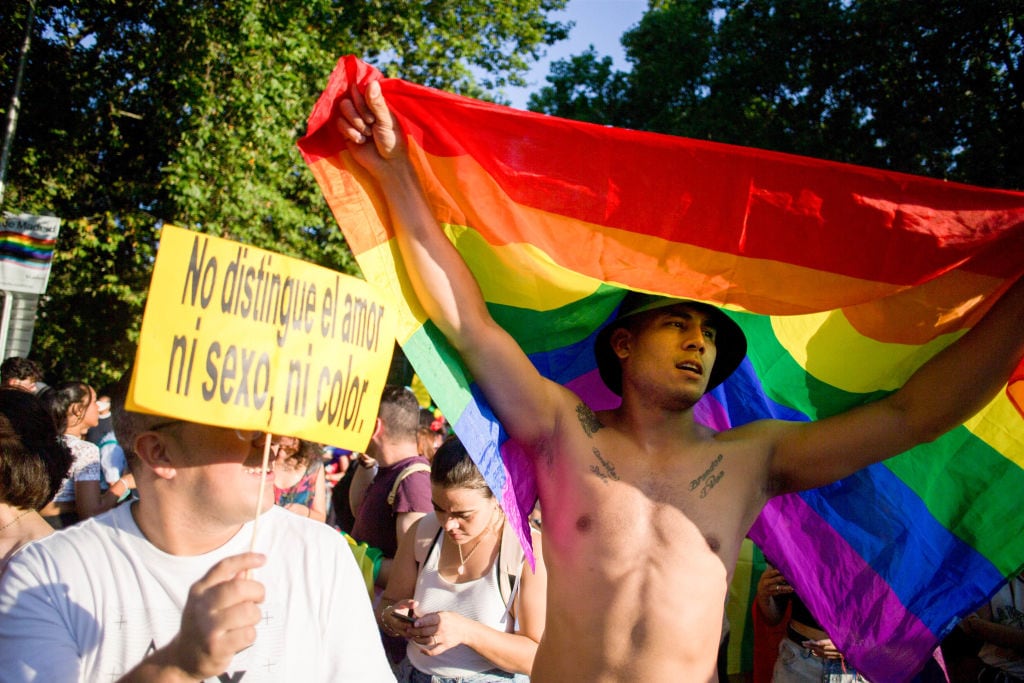 Un participante en la manifestación del Orgullo en Madrid.