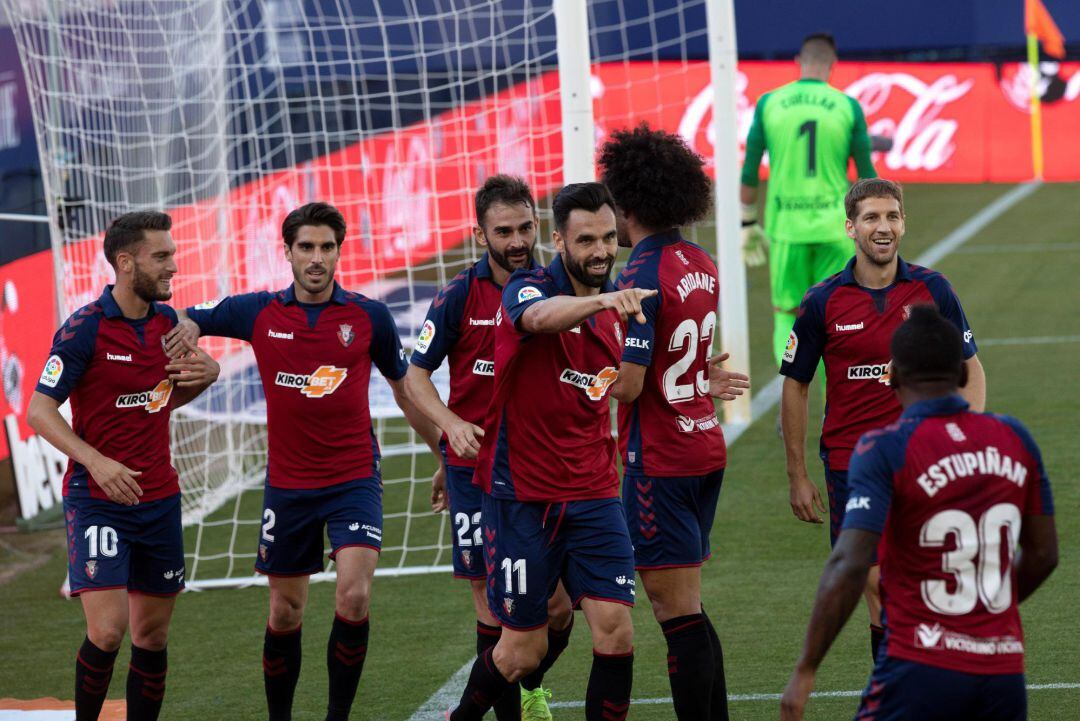 El delantero del Osasuna, Enric Gallego (c), celebra junto a sus compañeros tras marcar el 1-0 durante el partido ante el Leganés