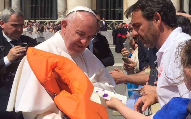 El Papa Francisco reciben el salvavidas de una niña ahogada en el mediterraneo de manos de Oscar Camps