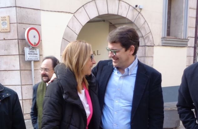 El presidente de la Junta, Alfonso Fernández Mañueco (d) juntoa a Raquel González, alcaldesa de Aranda y candidata a la reelección, en una visita anterior a Aranda de Duero
