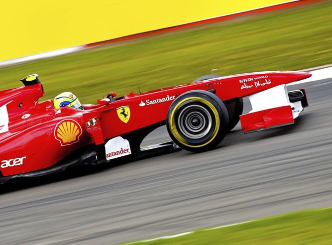 El piloto brasileño  de Ferrari, Felipe Massa,  en uno de los momentos de la clasificación para el Gran Premio de Alemania de Fórmula Uno en el circuito de Nürburgring, Alemania, hoy sábado, 23 de julio de 2011.