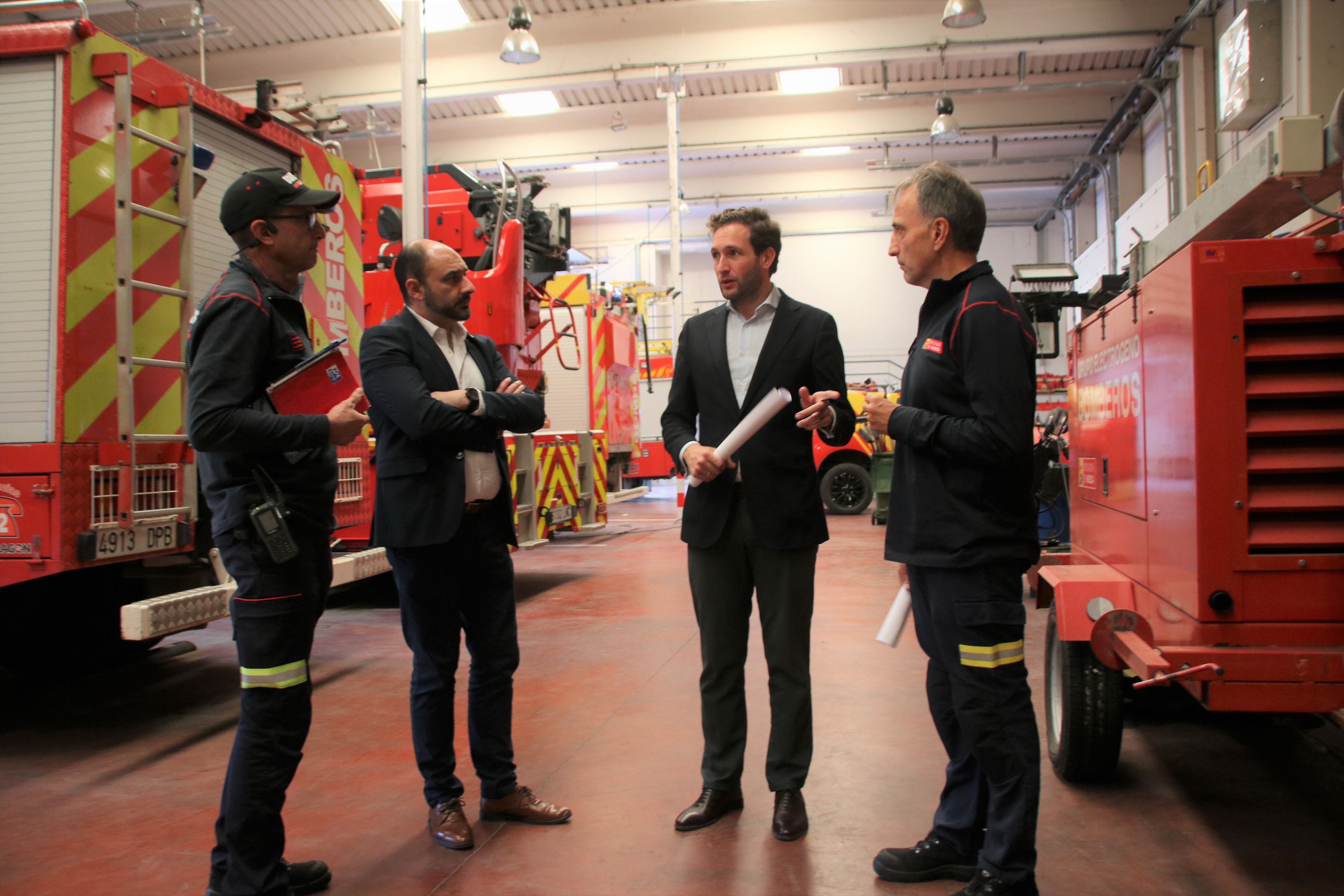 Visita institucional al parque de bomberos de Barbastro