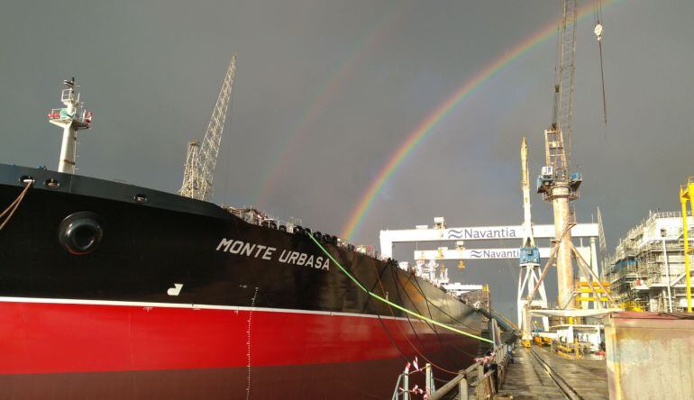 Imagen de la flotadura del Monte Urbasa en el astillero de Puerto Real