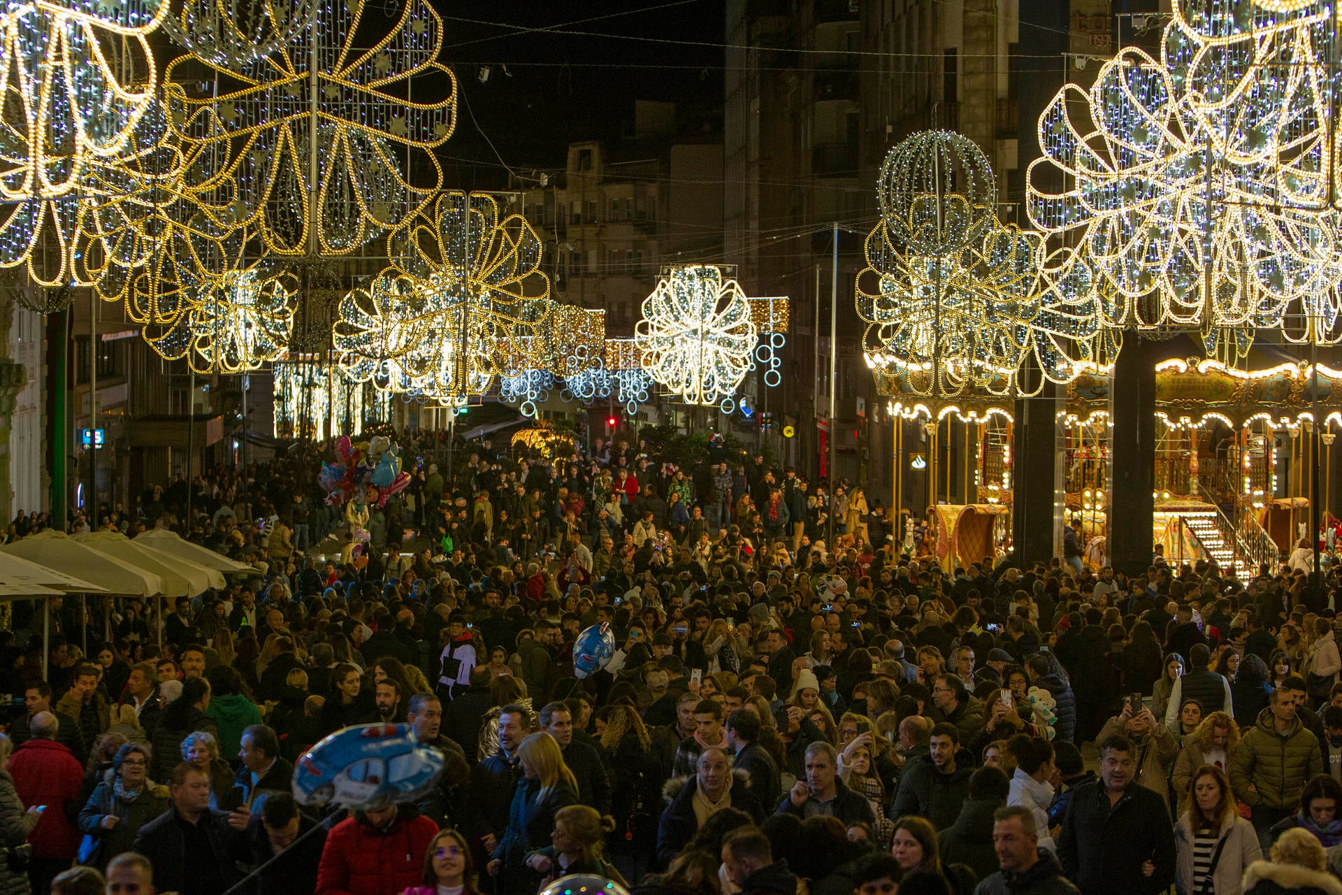 Numerosas personas visitan la Navidad de Vigo