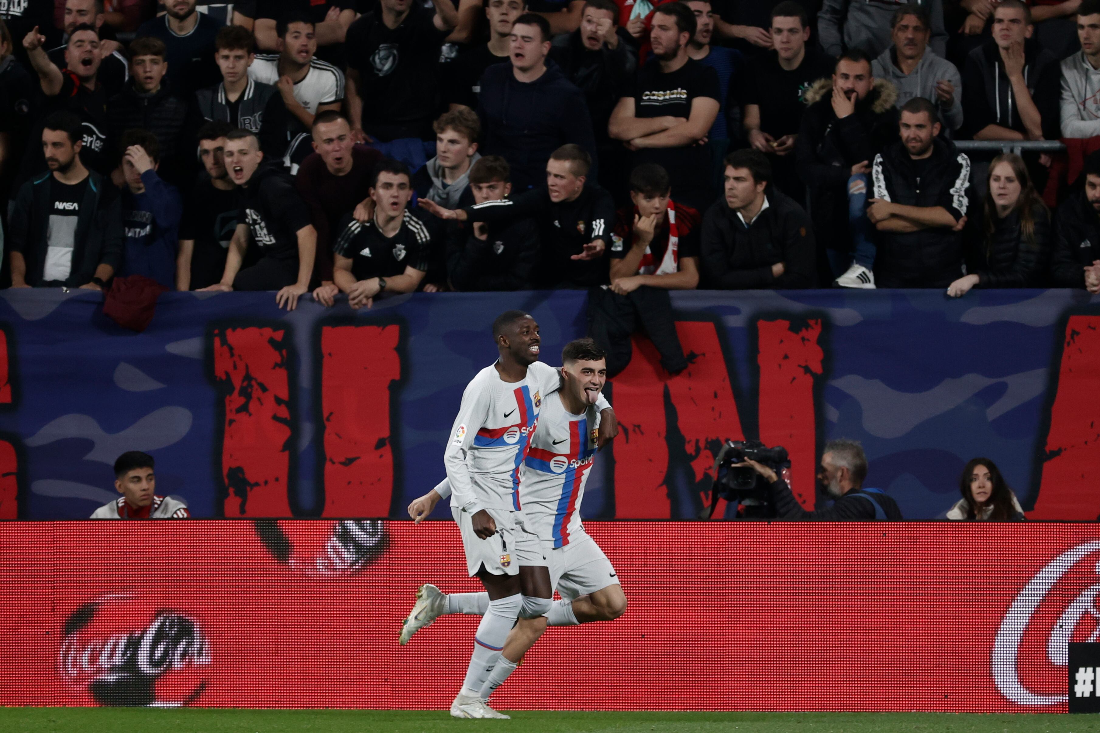 El centrocampista del FC Barcelona Pedri González celebra con Ousmane Dembélé su gol, primero del equipo blaugrana ante Osasuna. EFE/Jesús Diges