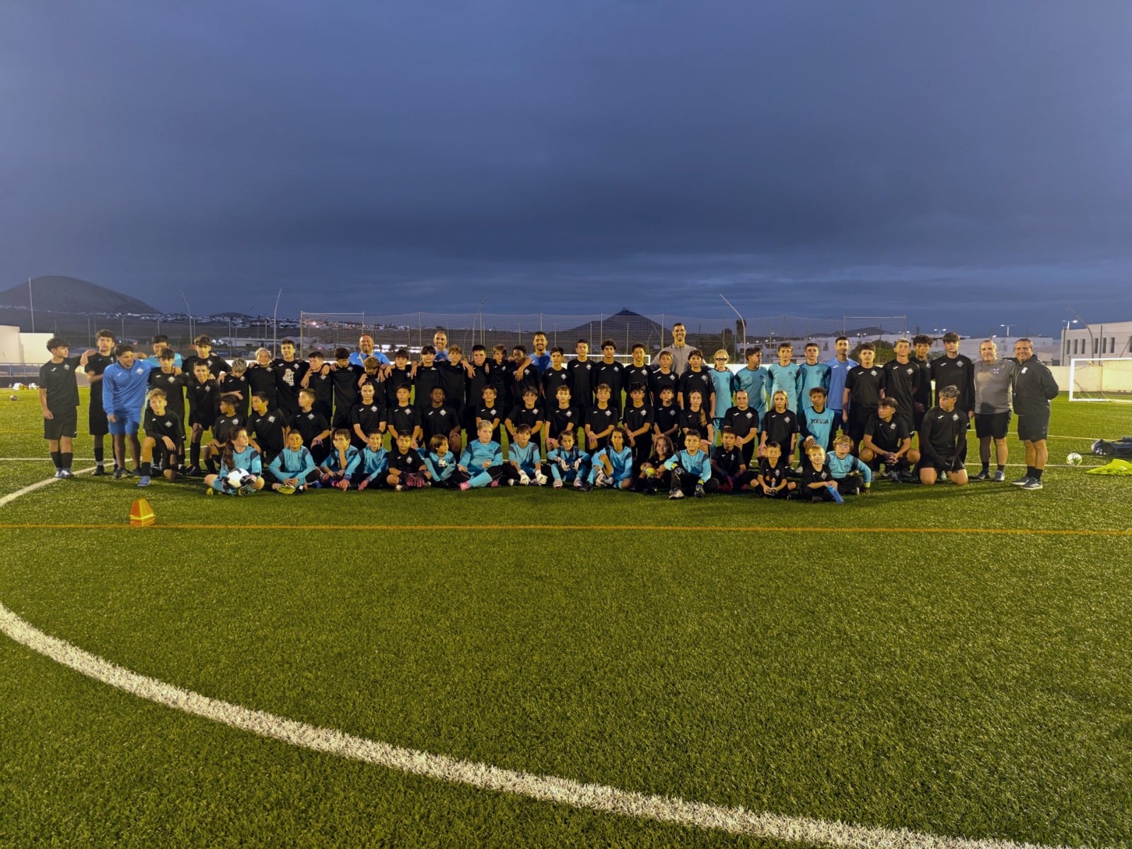 Más de 200 futbolistas del Inter Playa Honda participan en la Jornada de Tecnificación del programa ‘Unidos X el Tenerife’.