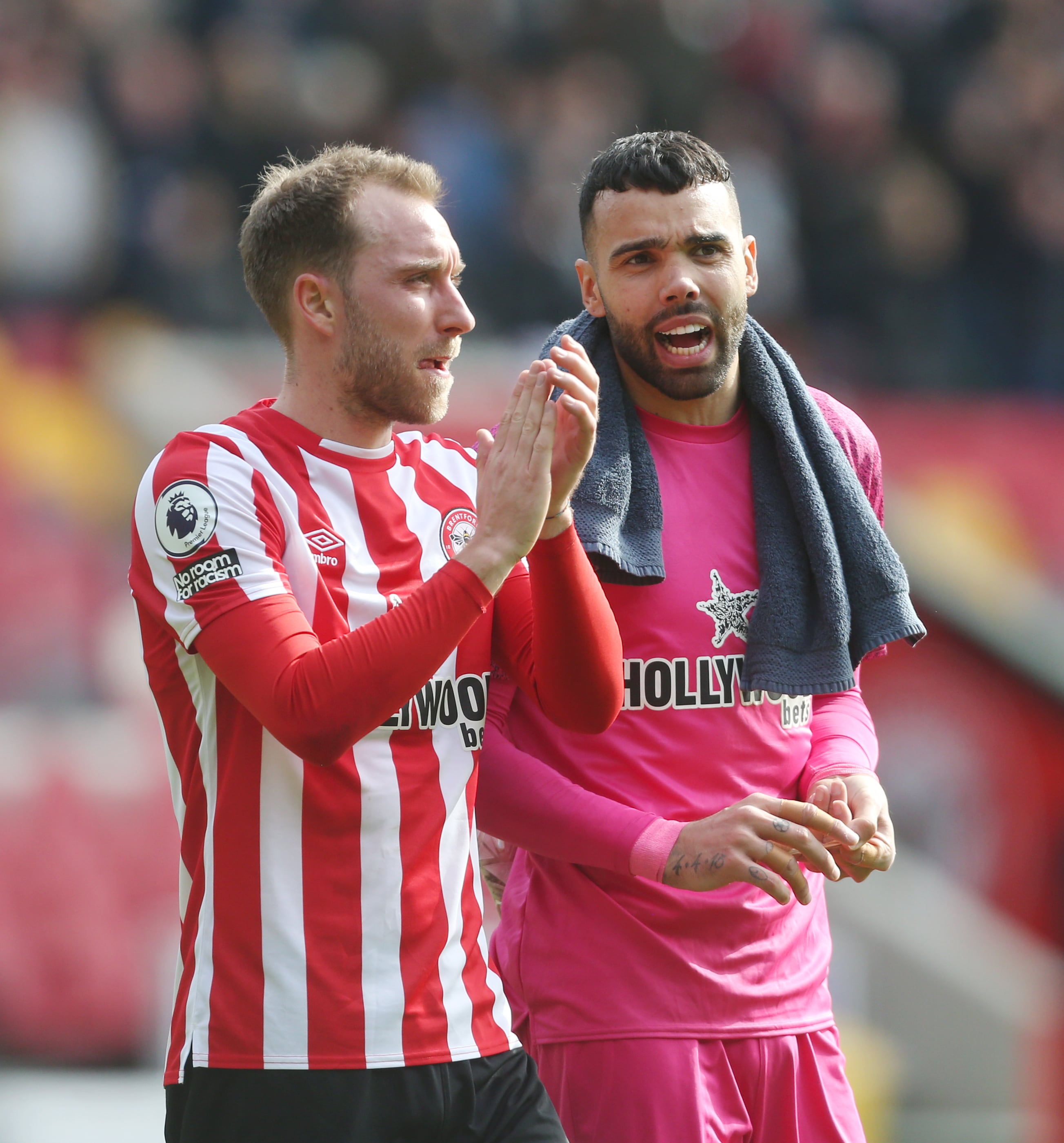 Christian Eriksen y David Raya en un partido de la pasada temporada con el Brentford