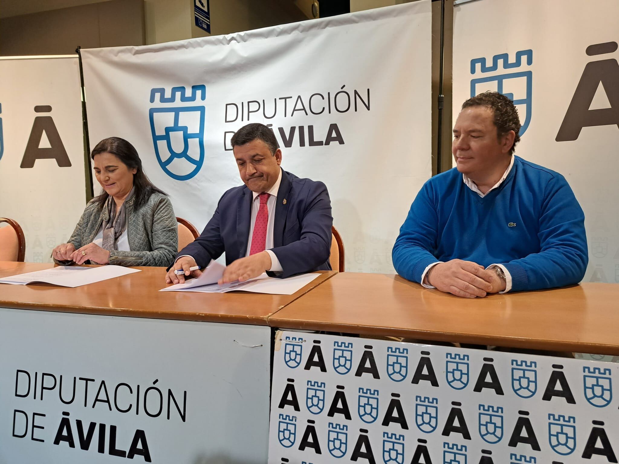 El presidente del Colegio de Psicólogos, Jaime Gutierrez, el presidente de la Diputación, Carlos García y la presidenta de Hablemos, Emi Caídas, durante la firma del I Plan de Prevención del Suicidio