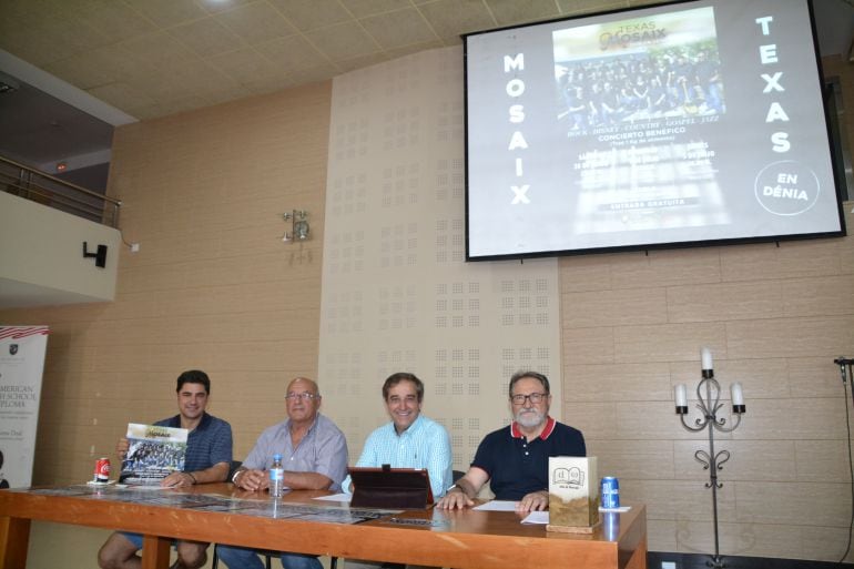 Presentación de la gira de conciertos solidarios del grupo Mosaix de Texas.