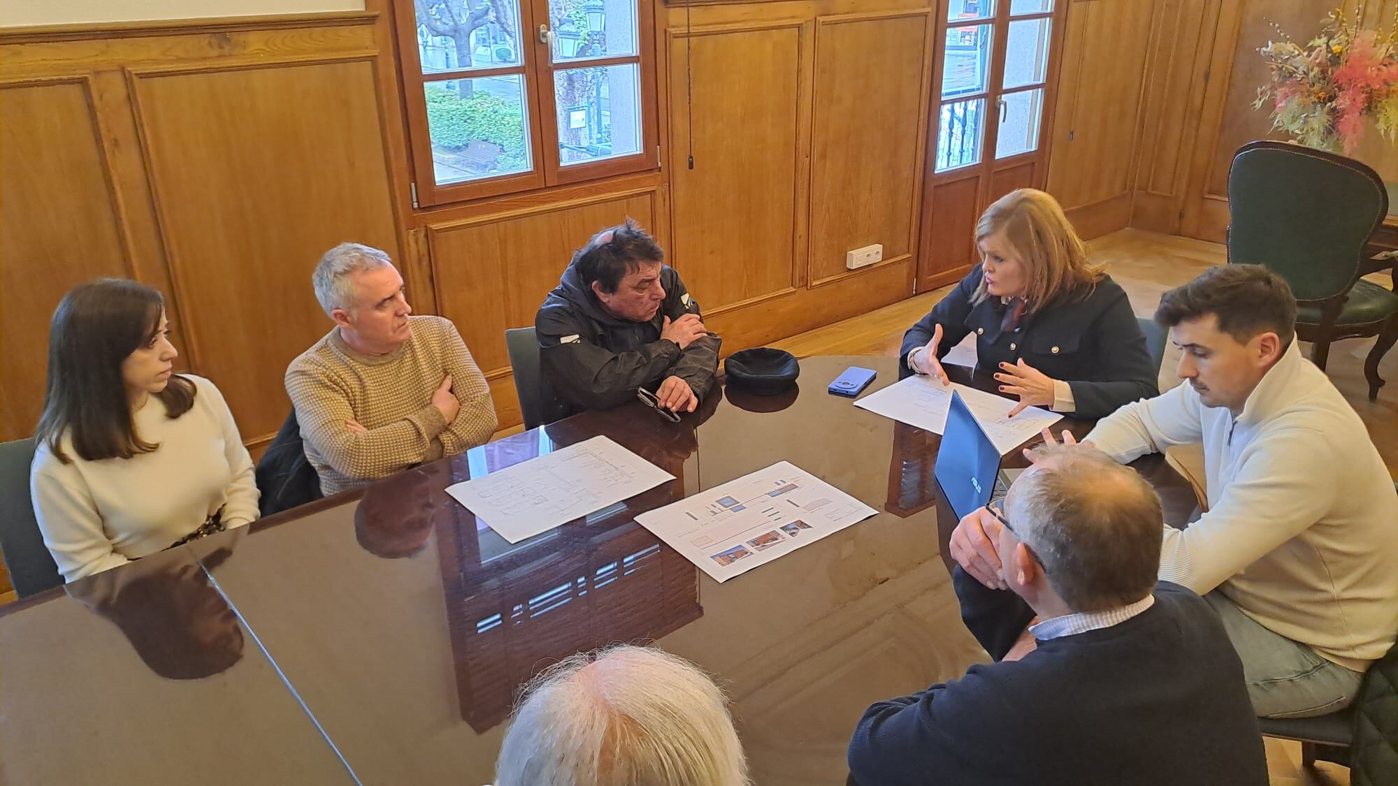 La alcaldesa de Redondela, Digna Rivas (centro), en la reunión con la asociación Ángel Barros y técnicos del proyecto del nuevo museo municipal