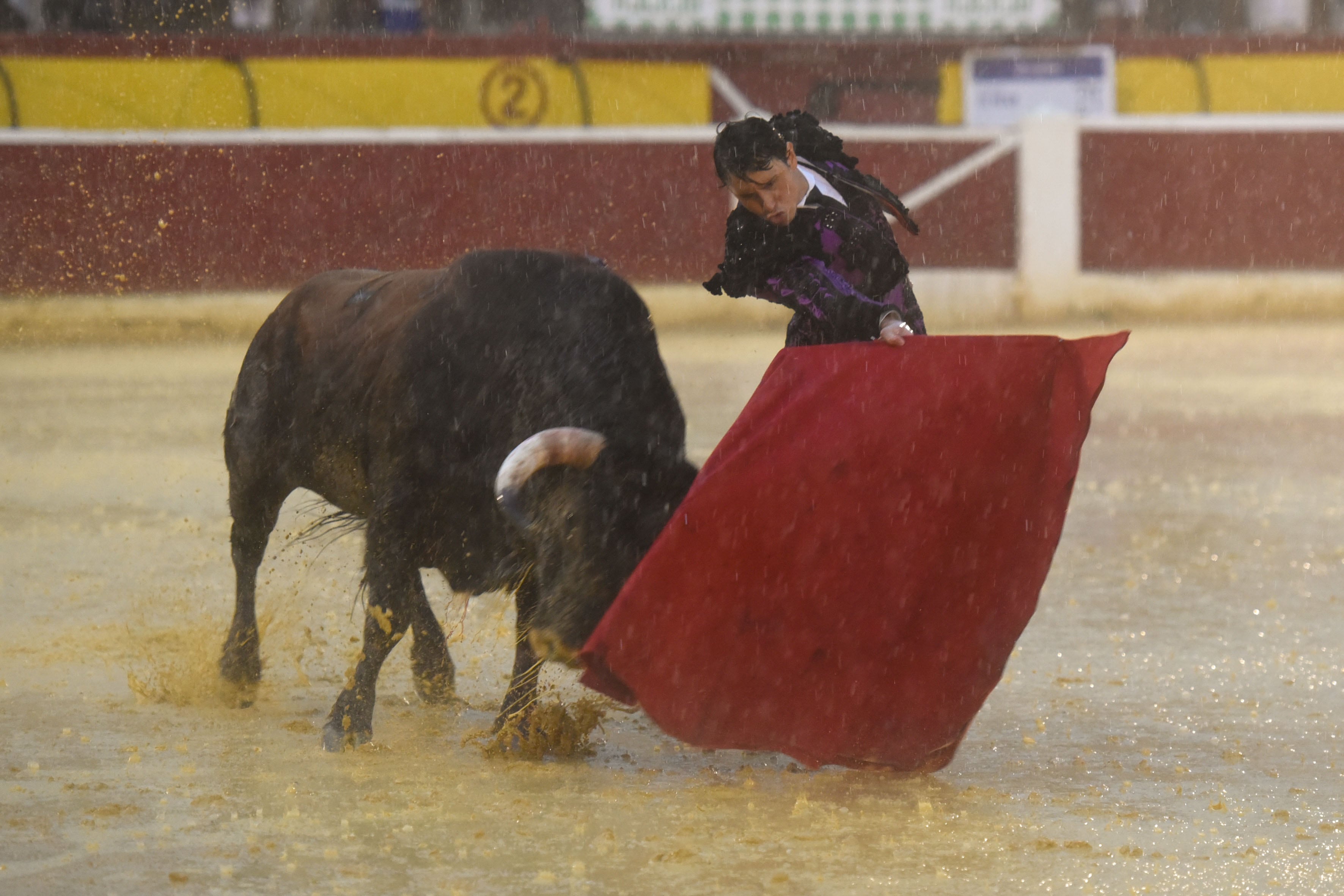 HUESCA, 13/08/2024.- El diestro Roca Rey da un pase a su toro durante la Feria taurina de las fiestas de San Lorenzo de Huesca. La corrida se ha suspendido por la lluvia después del tercer toro cuando Roca Rey ha toreado bajo la lluvia cortando dos orejas. EFE/Javier Blasco
