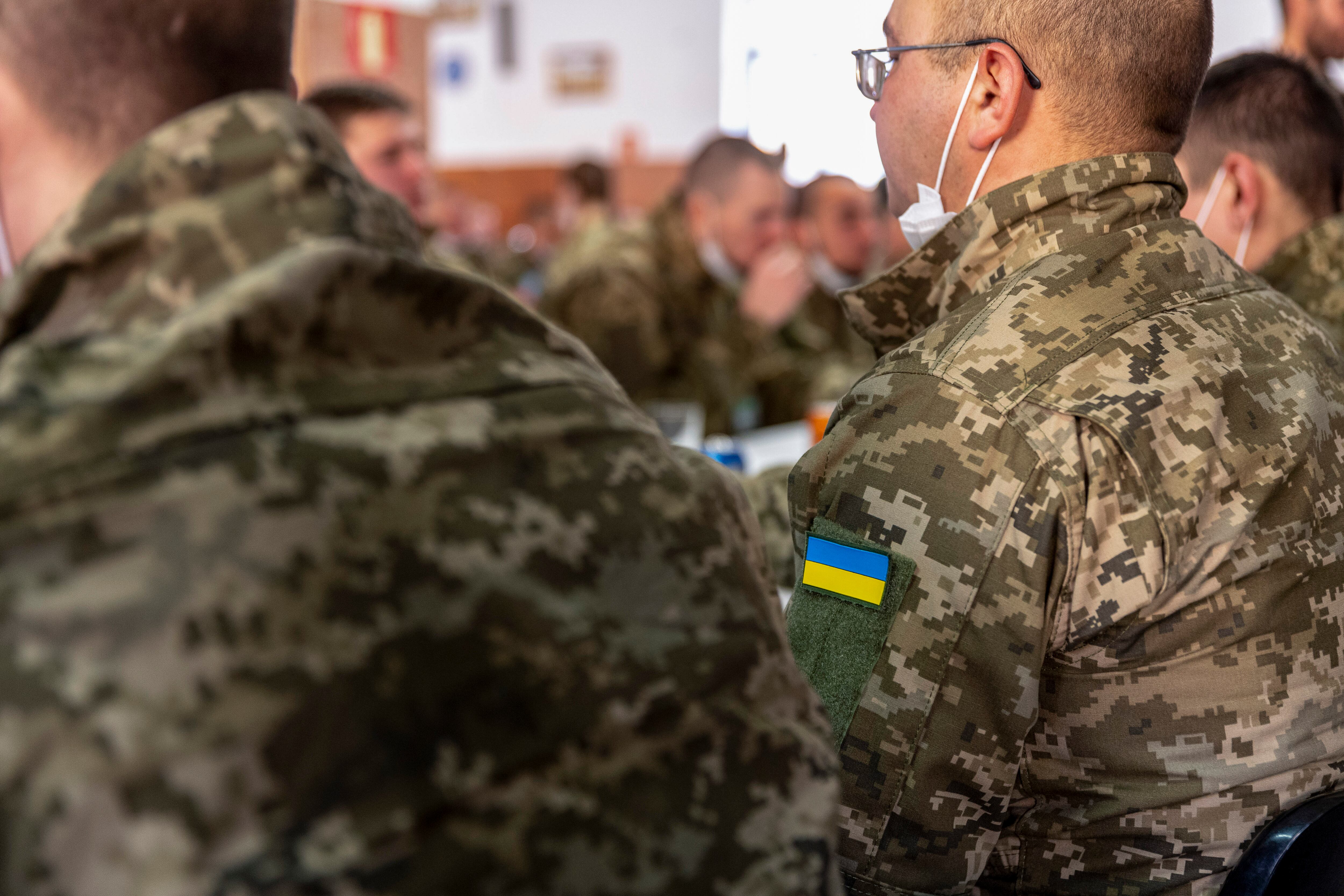 Miembros de las Fuerzas Armadas de Ucrania, fotografiados durante la visita de la ministra de Defensa, Margarita Robles, a la segunda remesa de militares ucranianos que reciben instrucción y adiestramiento en las instalaciones de &quot;Toledo Training Command&quot;, este viernes en Toledo capital