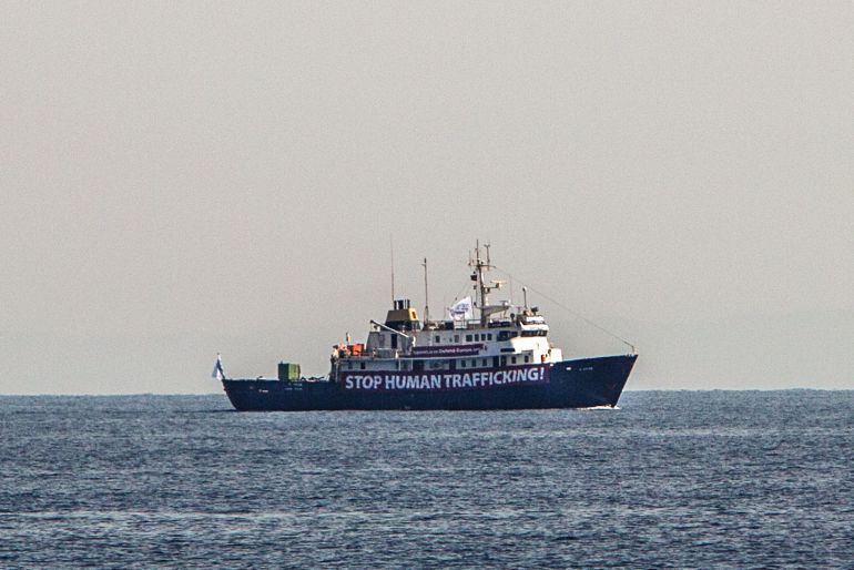 Un barco humanitario navega por el Mediterráneo.