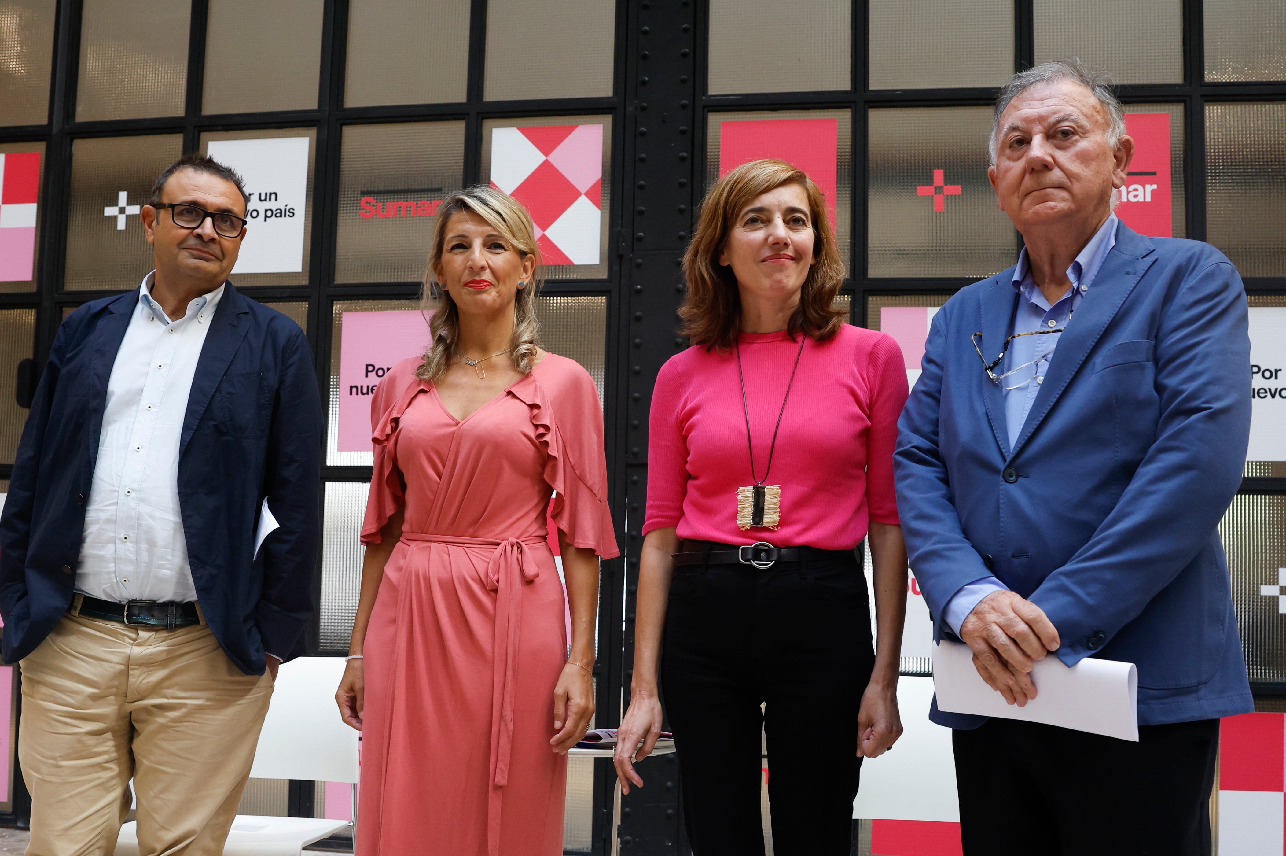 La vicepresidenta segunda del Gobierno, Yolanda Díaz (2i), posa junto a Ignacio Sánchez Cuenca (i), Marta Lois (d) y Fernando Salinas durante la presentación de los equipos de trabajo de Sumar, en Madrid. EFE/ J.J. Guillén