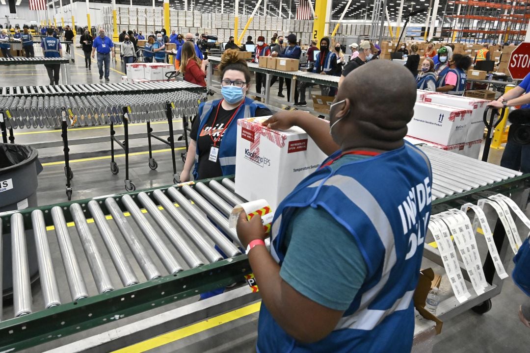 La primera caja contiene la vacuna COVID de Johnson & Johnson preparada para transportarse desde las instalaciones de McKesson en Shepherdsville, Kentucky. 
 