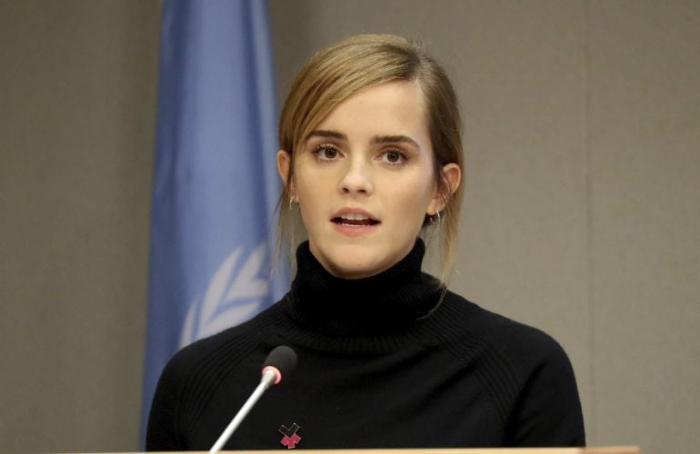 La actriz británica Emma Watson, embajadora de ONU Mujeres, habla durante una rueda de prensa para presentar el informe de paridad universitaria