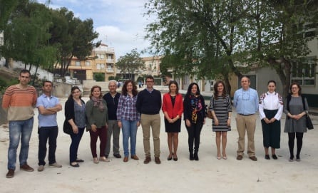 Francisco Miralles y Ana Cobo en el centro, junto a representantes del AMPA, profesores y otros políticos de la Junta y Ayuntamiento.