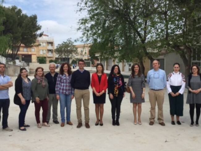 Francisco Miralles y Ana Cobo en el centro, junto a representantes del AMPA, profesores y otros políticos de la Junta y Ayuntamiento.