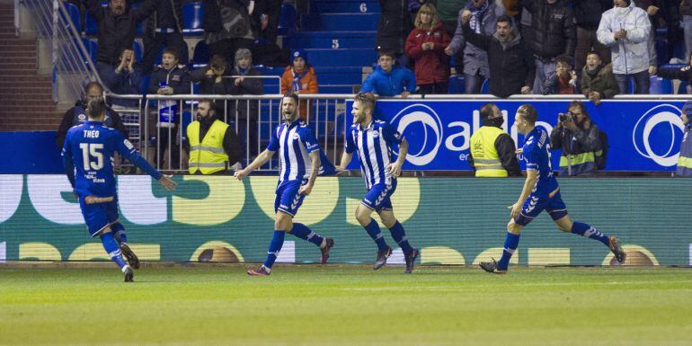 Los jugadores del Alavés celebran el gol en Mendizorroza