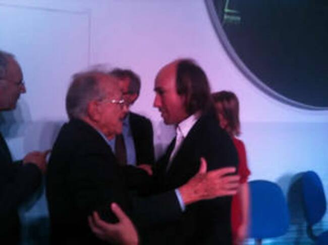 El ex Secretario General del PCE saluda al músico en presencia de Gemma Nierga