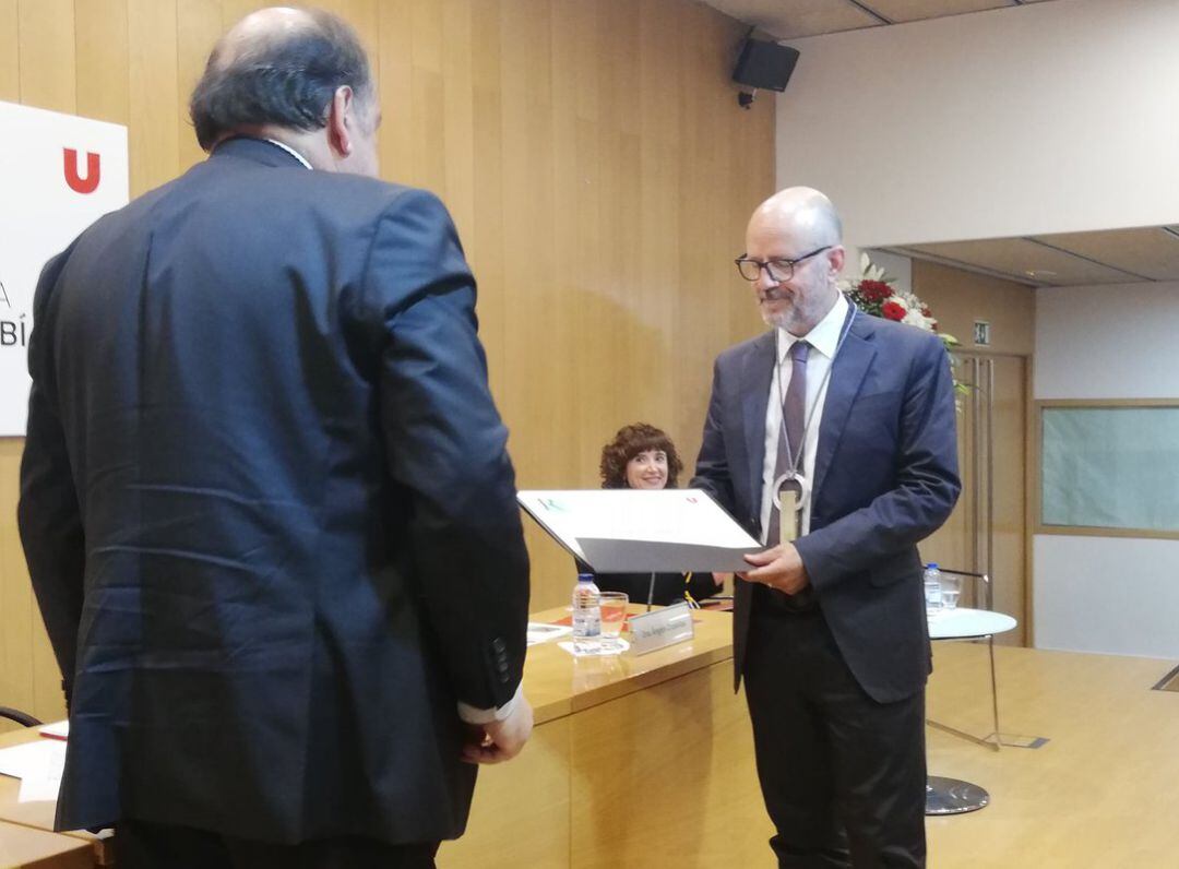 El rector de la UVic-UCC, Josep-Eladi Baños, invistiendo Doctor a Besa