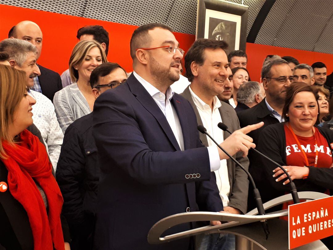 El secretario general de la Federación Socialista Asturiana (FSA), Adrián Barbón, celebra la victoria del PSOE en la noche electoral con su equipo 