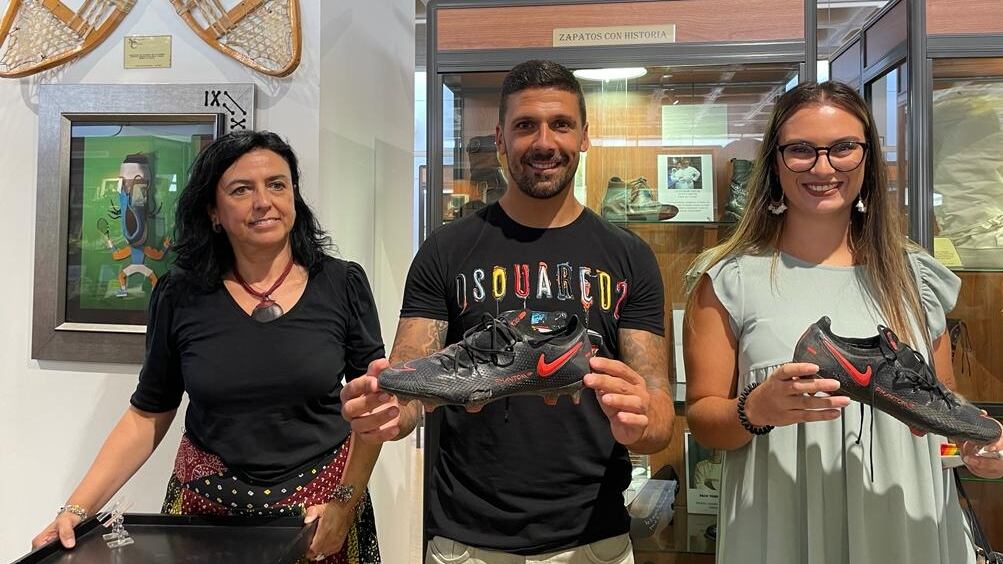 Iván Forte dejando sus zapatillas en el Museo del Calzado de Elda